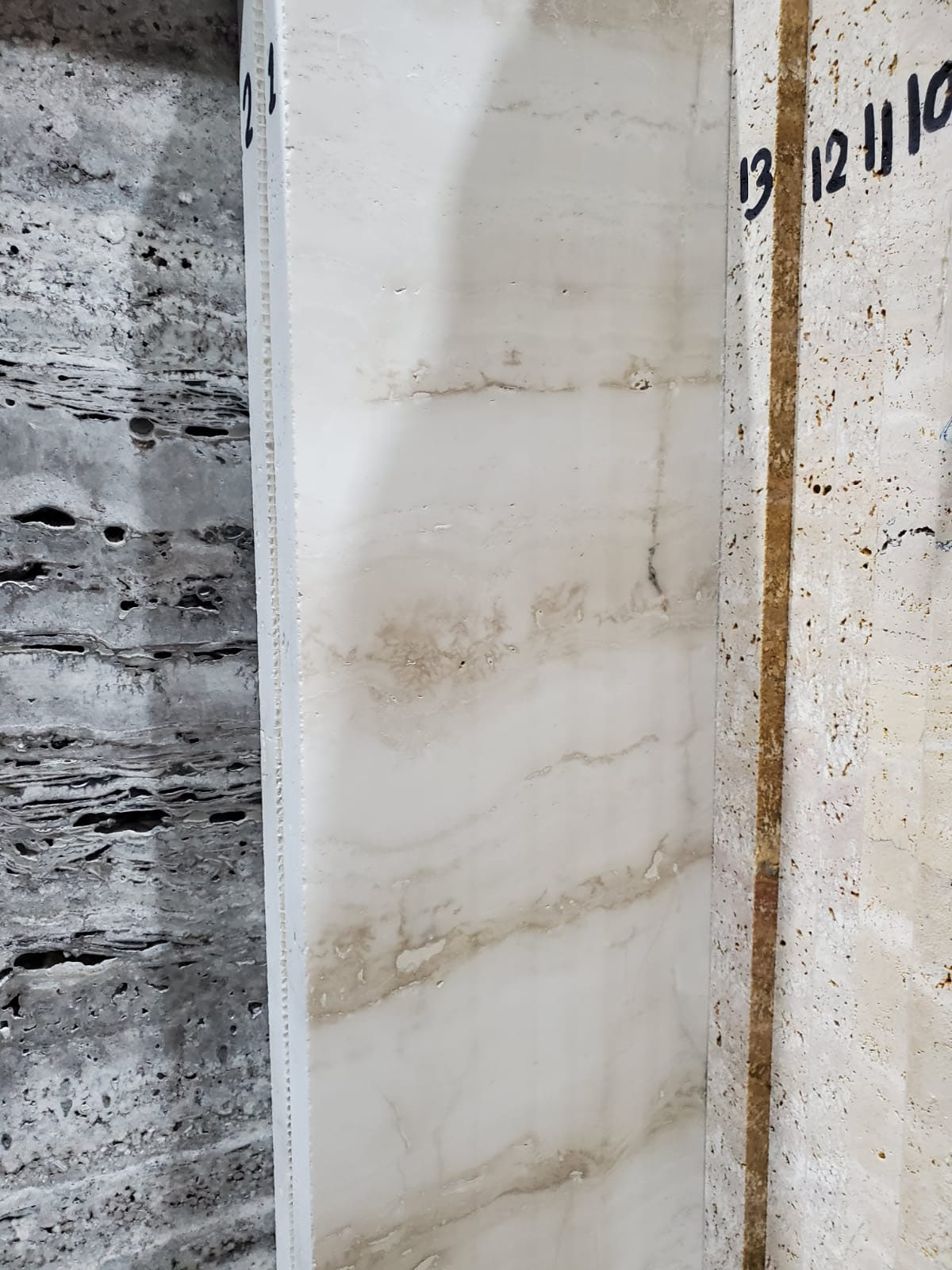 Травертин белый Абасабад
 /Travertine white Abasabad/ заполненный, полированный — фото 1